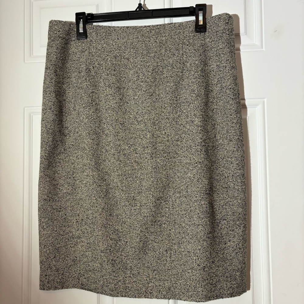 ❤️2/$15 or 3/$21❤️Ann Taylor Black/White Tweed Pencil Skirt, Size 14
